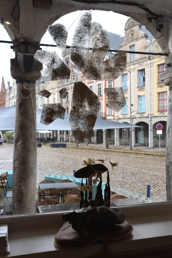 vue extérieure depuis l'intérieur du restaurant